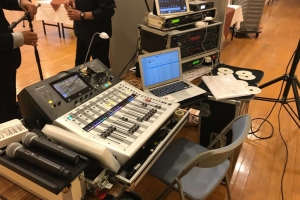 地方のホールにてイベントの準備