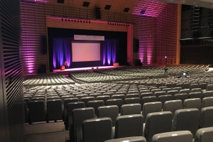 ホールにて、企業パーティーの音響業務